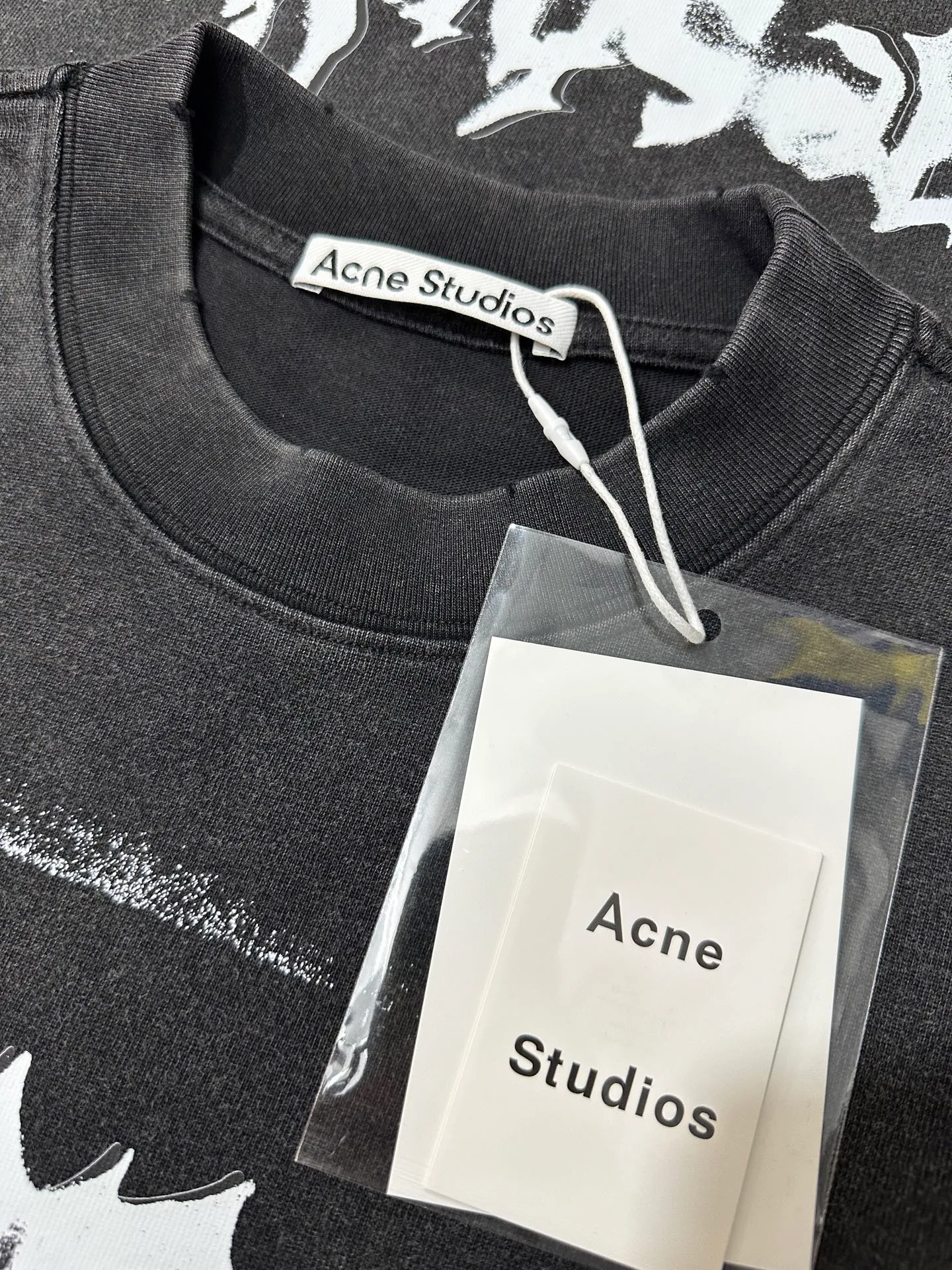￼ 145-Summer New Arrival heavy g T-shirt Acne studios Acne studios 26ss Gothic style distressed micro-label short-sleeved T-shirt Fabric: Made of high-definition super heavyweight cotton double yarn compact Xinjiang cotton Gram weight gram Paired with 2*2 Solona rib g Clean cloth surface Clear texture Tight feel Stiff High color fastness No change No Color Change Customized hardware Thread Accessories Matching pattern, men and women, Same Style Color: Washed Gray Card Color White Size: XS S M L XL